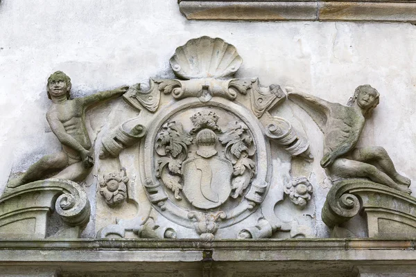 Wisnicz, Polonya - 30 Haziran 2018: 14 Ortaçağ Nowy Wisnicz Kalesi, kabartma cephesinde, daha az Polonya Voyvodalığı