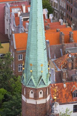 Gdansk, Polonya - 5 Haziran 2018: Kentsel peyzaj, eski şehrin kule Azize Mary Kilisesi havadan görünümü