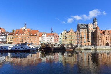 Gdansk, Polonya - 6 Haziran 2018: Uzun dolgu sokak; bulvarlar Motlawa Nehri üzerinde; turist gemileri, ahşap galleon için bağlantı noktası