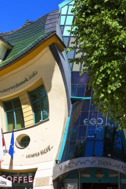 Sopot, Polonya - 6 Haziran 2018: Monte Cassino Sokak, Krzywy Domek (çarpık küçük ev). 2004 yılında inşa alışılmadık şekilli bir bina olduğunu