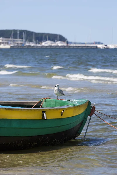 ソポトの晴れた日にバルト海の砂浜のビーチで釣りボート — ストック写真