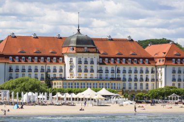 Sopot, Polonya - 6 Haziran 2018: Baltık Denizi, kumsalı yakın ünlü Grand Hotel görünüm