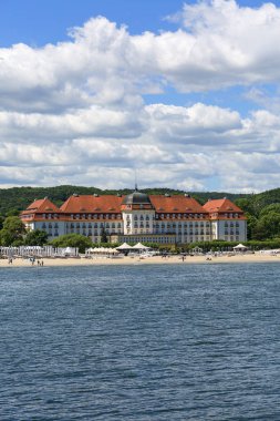 Sopot, Polonya - 6 Haziran 2018: Baltık Denizi, kumsalı yakın ünlü Grand Hotel görünüm