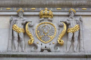 Gdansk, Polonya - 5 Haziran 2018: Dekoratif kısma bir tarihi şehir merkezinde, The Upland Gate binanın cephesinde