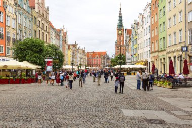 Gdansk, Polonya - 5 Haziran 2018: Görünüm uzun piyasası ve Belediye Binası. Bu cadde şehrin en önemli turistik biridir