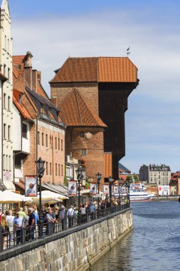 Gdansk, Polonya - 05 Haziran 2018: Ortaçağ port Gdansk vinç, uzun dolgu sokak