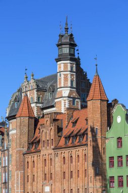 Mariacka kapıda uzun dolgu sokak; bulvarlar Motlawa Nehri üzerinde; Gdansk, Polonya