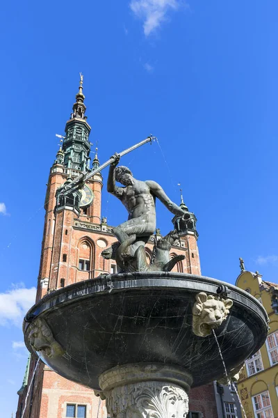 第十七世纪海王星的喷泉雕像在长的街市街道在主要市政厅旁边 格但斯克 — 图库照片