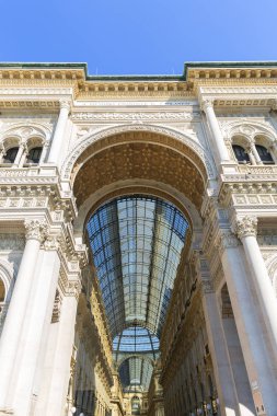 Milan, İtalya - 28 Eylül 2018: Vittorio Emanuele Galerisi, lüks alışveriş merkezi. 1865 ve 1867 yılları arasında mimar Giuseppe Mengoni tarafından tasarlanıp inşa edilmiştir.