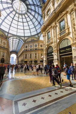 Milan, İtalya - 28 Eylül 2018: Vittorio Emanuele Galerisi, lüks alışveriş merkezi. 1865 ve 1867 yılları arasında mimar Giuseppe Mengoni tarafından tasarlanıp inşa edilmiştir.