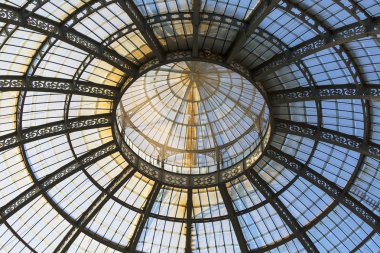 Milan, İtalya - 28 Eylül 2018: Vittorio Emanuele Galerisi, lüks alışveriş merkezi. 1865 ve 1867 yılları arasında mimar Giuseppe Mengoni tarafından tasarlanıp inşa edilmiştir.