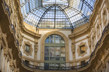 Milan, İtalya - 28 Eylül 2018: Vittorio Emanuele Galerisi, lüks alışveriş merkezi. 1865 ve 1867 yılları arasında mimar Giuseppe Mengoni tarafından tasarlanıp inşa edilmiştir.