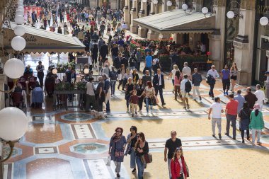 Milan, İtalya - 28 Eylül 2018: Vittorio Emanuele Galerisi, lüks alışveriş merkezi. 1865 ve 1867 yılları arasında mimar Giuseppe Mengoni tarafından tasarlanıp inşa edilmiştir.