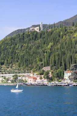 Garda, İtalya - 30 Eylül 2018: Lake Garda, İtalya'da, en büyük Gölü Dolomites'in kenarında yer alan şehir Maclino göster