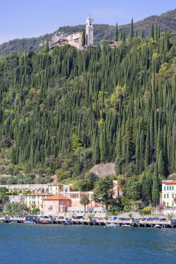 Garda, İtalya - 30 Eylül 2018: Lake Garda, İtalya'da, en büyük Gölü Dolomites'in kenarında yer alan şehir Maclino göster