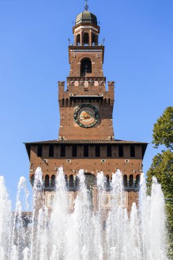 15. yüzyıl Sforza Kalesi (Castello Sforzesco), Torre del Filarete, Milan, İtalya'nın üzerinde ayrıntılı