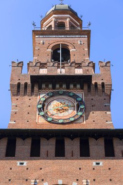 15. yüzyıl Sforza Kalesi (Castello Sforzesco), Torre del Filarete, Milan, İtalya'nın üzerinde ayrıntılı