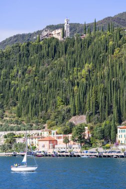 Garda, İtalya - 30 Eylül 2018: Lake Garda, İtalya'da, en büyük Gölü Dolomites'in kenarında yer alan şehir Maclino göster