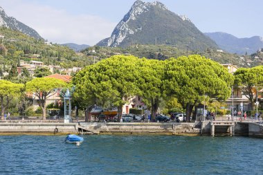 Garda, İtalya - 30 Eylül 2018: Lake Garda, İtalya'da, en büyük Gölü Dolomites'in kenarında yer alan şehir Toscolano Maderno görüntülemek