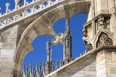 Milan Katedrali (Duomo di Milano), Gotik kilise, Milano, İtalya. İtalya 'nın en büyük ve dünyanın en büyük üçüncü kilisesidir.