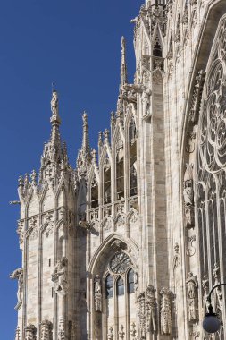 Milan Katedrali (Duomo di Milano), Gotik kilise, Milano, İtalya. İtalya 'nın en büyük ve dünyanın en büyük üçüncü kilisesidir.