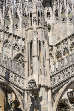 Milan Katedrali (Duomo di Milano), Gotik kilise, cephe detayları, Milano, İtalya. İtalya 'nın en büyük ve dünyanın en büyük üçüncü kilisesidir.
