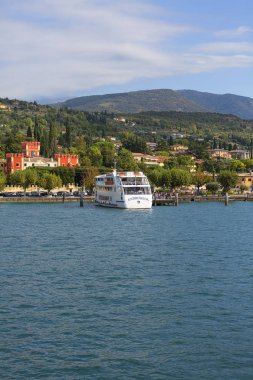 Garda, İtalya - 30 Eylül 2018: Lake Garda, İtalya'da, en büyük Gölü Dolomites'in kenarında yer alan şehir Garda görüntülemek