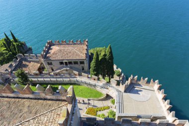 Malcesine, İtalya - 30 Eylül 2018: 13 Ortaçağ taş Scaliger kalesinde Garda Gölü, Verona eyaletinde (Castello Scaligero)