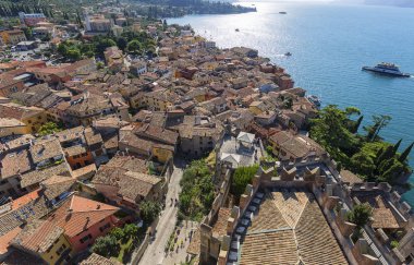 Malcesine, İtalya - 30 Eylül 2018: Lake Garda, İtalya, şehrin havadan görünümü en büyük Gölü