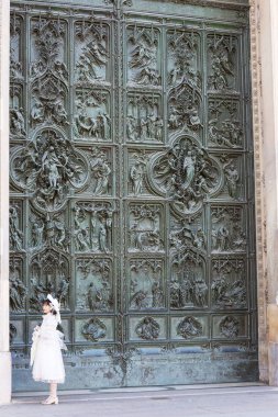Milan, İtalya - Eylül 2018: Milan Katedrali (Duomo di Milano), Gotik Kilisesi, dekoratif kapı, beyaz gelinlik kadın. 