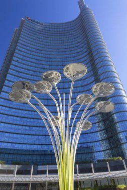 Milan, İtalya - 29 Eylül 2018: Modern camlı ofis binası, iş bölgesi, Güneş ağacı, Porta Nuova, Piazza Gae Aulenti. O bir en iyi yeni konumlar Milano