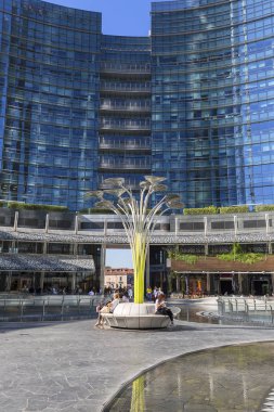 Milan, İtalya - 29 Eylül 2018:, iş bölgesinde, Porta Nuova, Piazza Gae Aulenti Modern camlı ofis binası. O bir en iyi yeni konumlar Milano
