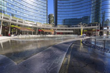 Milan, İtalya - 29 Eylül 2018:, iş bölgesinde, Porta Nuova, Piazza Gae Aulenti Modern camlı ofis binası. O bir en iyi yeni konumlar Milano