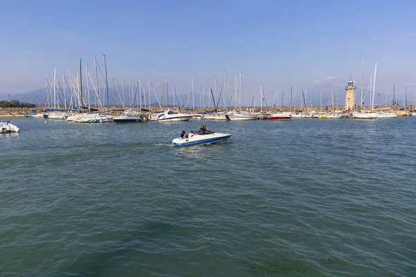 晴れた日に 人気のある観光リゾートのガルダ湖でヨットのデゼンツァーノ イタリア 2018 ポート — ストック写真