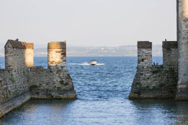 13. yüzyıl ortaçağ Scaliger Kalesi (Castello Scaligero) Garda Gölü, Brescia, Sirmione, İtalya