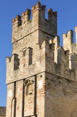 13. yüzyıl ortaçağ Scaliger Kalesi (Castello Scaligero) Garda Gölü, Brescia, Sirmione, İtalya