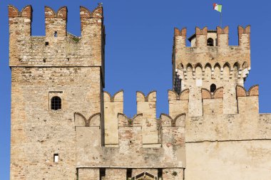 13. yüzyıl ortaçağ Scaliger Kalesi (Castello Scaligero) Garda Gölü, Brescia, Sirmione, İtalya