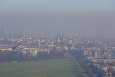 Yoğun sis şehri, hava kirletici, Krakow, Polonya eski şehrin havadan görünümü 