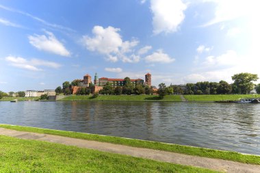 Krakow, Polonya - 9 Eylül 2018: Wawel Royal Castle, Wisla Nehri'nin yan görünümden