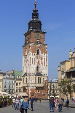 Krakow, Polonya - 13 Nisan 2017: Town hall tower Ana Pazar Meydanı, birçok yürüyüş kişi, sokak fotoğrafçılığı