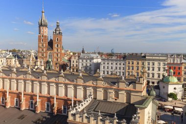 Krakow, Polonya - 30 Eylül 2016: Main Market Square St Mary's Basilica ve Cloth Hall, havadan görünümü