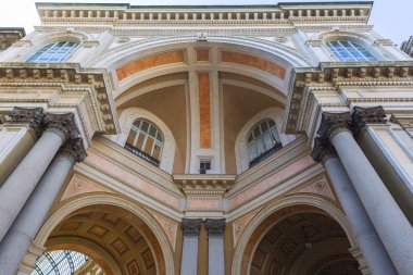 Milan, İtalya - 28 Eylül 2018: Vittorio Emanuele Galerisi, lüks alışveriş merkezi. 1865 ve 1867 yılları arasında mimar Giuseppe Mengoni tarafından tasarlanıp inşa edilmiştir.