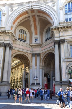 Milan, İtalya - 28 Eylül 2018: Vittorio Emanuele Galerisi, lüks alışveriş merkezi. 1865 ve 1867 yılları arasında mimar Giuseppe Mengoni tarafından tasarlanıp inşa edilmiştir.