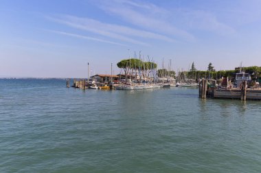 Desenzano, İtalya - 29 Eylül 2018: Güneşli, popüler turist resort Lake Garda üzerinde Yelkenli bağlantı noktası