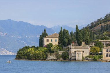 Garda, İtalya - 30 Eylül 2018: Lake Garda, İtalya'da Dolomites, İtalya kenarında yer alan, en büyük Gölü