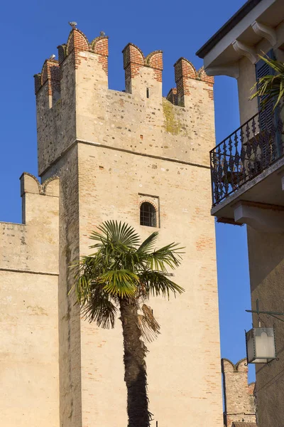 意大利锡尔敏 布雷西亚省加尔达湖上的中世纪石碑城堡 Castello Scaligero — 图库照片