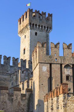 13. yüzyıl ortaçağ Scaliger Kalesi (Castello Scaligero) Garda Gölü, Brescia, Sirmione, İtalya