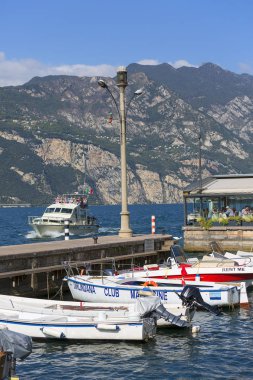 Malcesine, İtalya - 30 Eylül 2018: Lake Garda, İtalya, tekneler için bağlantı noktası en büyük Gölü