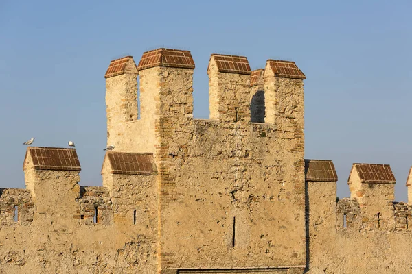 Středověký Kámen Století Hrad Scaliger Castello Scaligero Jezeře Garda Provincie — Stock fotografie