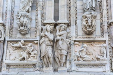 Milan Katedrali (Duomo di Milano), gotik kilise, cephe detayları, Milano, İtalya. İtalya 'nın en büyük ve dünyanın en büyük üçüncü kilisesidir.